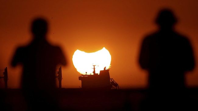 Risiko kerusakan mata jika memantau langsung gerhana matahari itu bukan mitos. Apa sebabnya?
