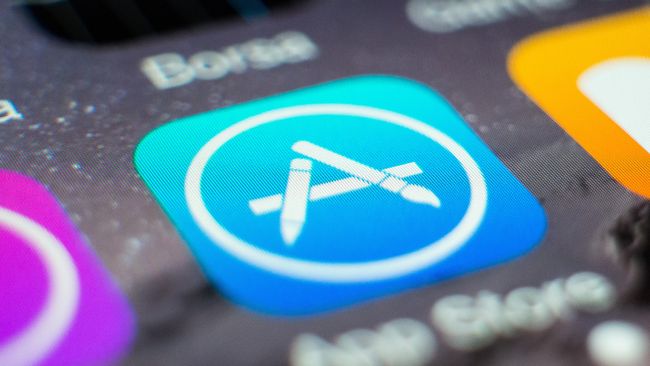 Usai dikritik rakus dan tak pantas, Apple menunda sementara fitur iklan di App Store iPhone yang memungkinkan tampilan iklan judi hingga app dewasa lainnya.