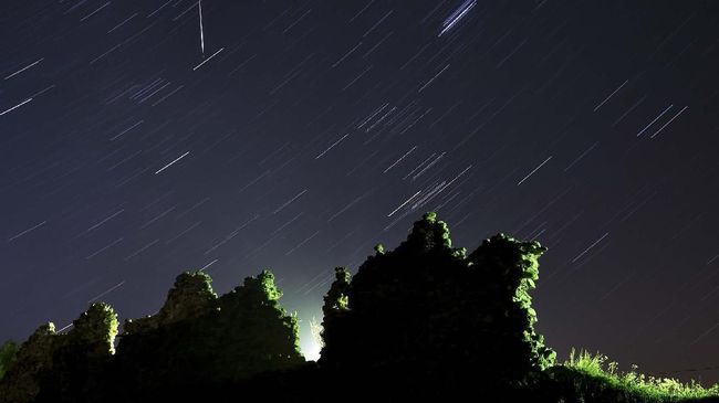Tiga hujan meteor mengantre tampil di langit RI pada peruh kedua November ini. Apa saja?