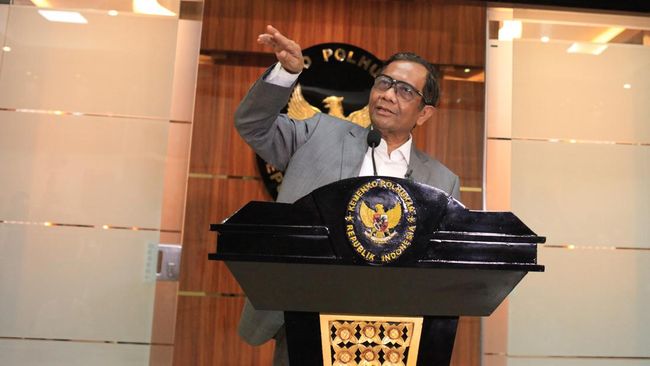 Menko Polhukam Mahfud MD memperingatkan pemilik MNC Group Hary Tanoesudibjo untuk tak mencari masalah hukum terkait kebijakan migrasi TV analog.