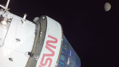 Pesawat antariksa Orion sempat hilang kontak 47 menit, sementara salah satu cubesat dari misi Artemis 1 belum bisa dihubungi.