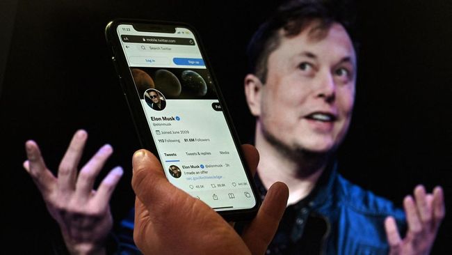 Miliarder Elon Musk kedapatan beberapa kali ganti bio menyesuaikan dengan langkah bisnis terbarunya, termasuk saat rajin berkicau soal kebijakan baru Twitter.