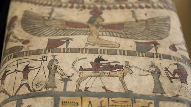 Orang-orang Blemmyes yang menempati daerah Berenike di Mesir Kuno memilik ritual merebus elang tanpa kepala untuk dewa-dewa mereka.