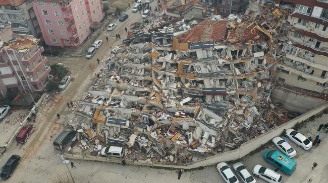 Orang-orang yang memercayai teori konspirasi termasuk yang terkait gempa bumi Turki, menurut beberapa pakar, diduga mengalami masalah psikologis.