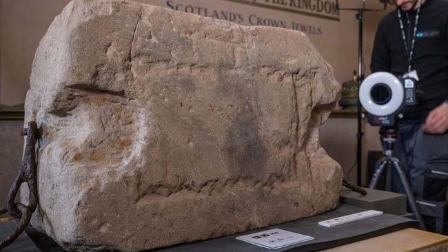 Para pakar menemukan simbol misterius pada batu penobatan Raja Charles III. Simbol itu pun membingungkan mereka.