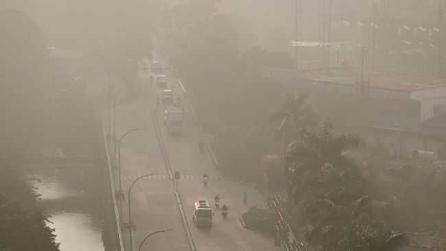 Udara Jakarta jadi yang terburuk di dunia per hari ini meski jalanan masih tampak lengang. Dari mana polusinya?