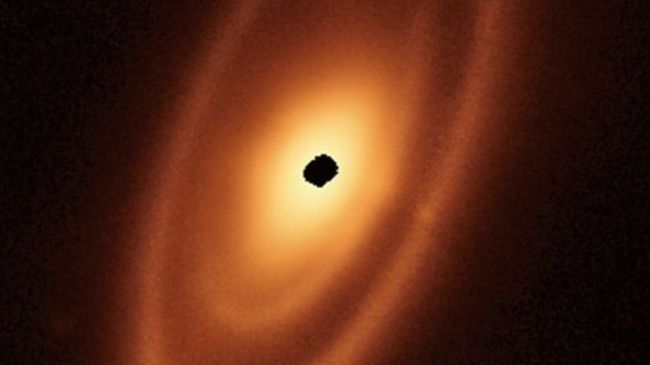 Teleskop James Webb sukses menguak misteri yang ada di bagian dalam sabuk Fomalhaut, termasuk cincin asteroid dan materinya.