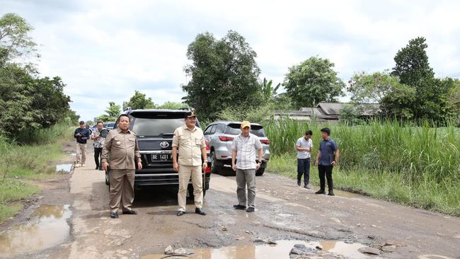 Legenda Bandung Bondowoso hidup kembali di Lampung akibat rencana kedatangan Presiden Jokowi. Bedanya, ia mesti membenahi jalan rusak dalam semalam.