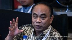 Menteri Komunikasi dan Informatika Budi Arie Setiadi meminta OJK untuk segera memblokir rekening bank terkait judi online untuk membatasi ruang gerak.