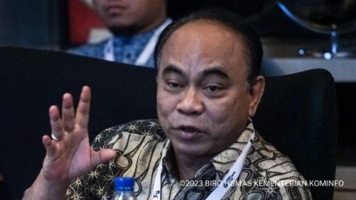 Menteri Komunikasi dan Informatika Budi Arie Setiadi meminta OJK untuk segera memblokir rekening bank terkait judi online untuk membatasi ruang gerak.