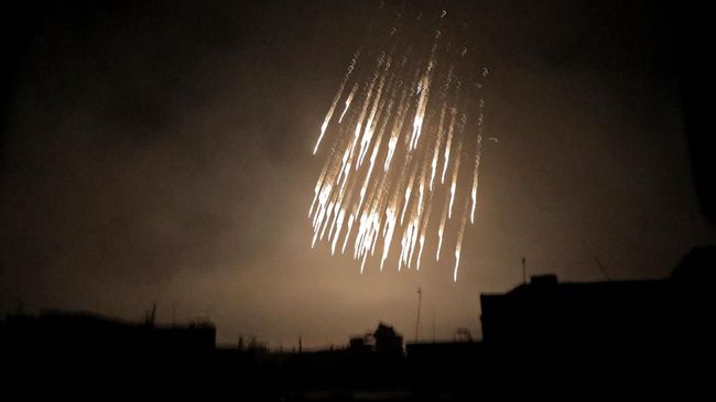 Israel diduga menyiramkan bom fosfor di permukiman padat penduduk di Gaza dengan dalih menyerang balik Hamas. Simak bahaya senjata terlarang ini.