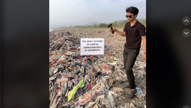 Membersihkan sejumlah lumbung sampah, termasuk pantai di Sukabumi, Pandawara Group diganjar beberapa piala TikTok Awards 2023.