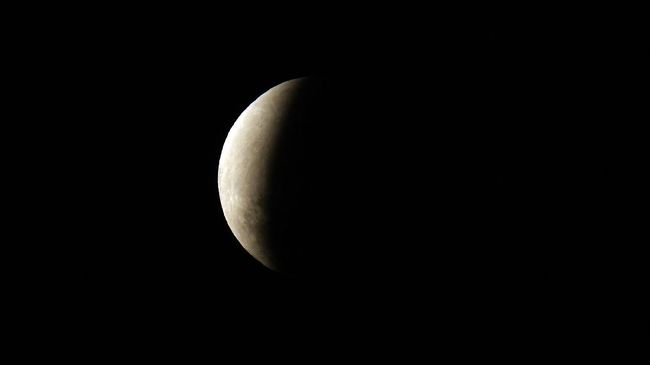 Fenomena Gerhana Bulan Parsial dipastikan bakal bisa dilihat dari wilayah Indonesia akhir Oktober nanti. Cek jadwalnya.