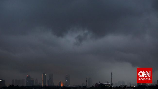Kapan musim hujan mulai melanda Jakarta? Simak prediksi lengkap kedatangan awan mendung ke wilayah [yang sejauh ini masih] ibu kota.