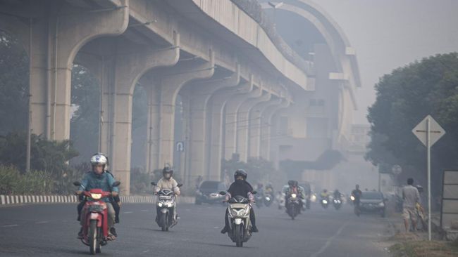 Jakarta menjadi kota dengan kualitas udara terburuk ketiga di dunia, pada pukul 09.00 WIB, Minggu (8/10). Peringkat pertama ditempati Kuala Lumpur, Malaysia.