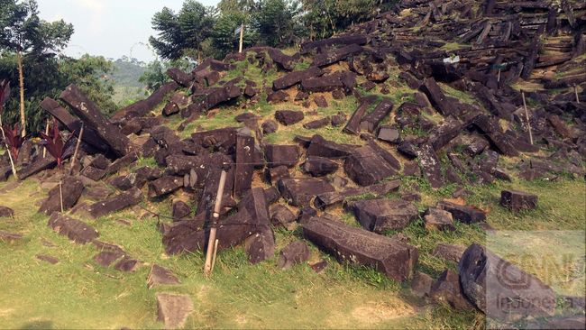 Dua ahli geologi mengungkap apa sebenarnya situs Gunung Padang yang terdapat di Kabupaten Cianjur, Jawa Barat, yang jelas bukan buatan manusia.