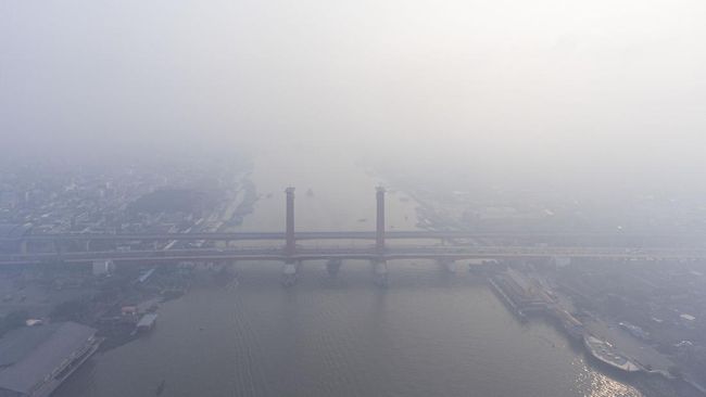 Saking jeleknya kualitas udara Palembang, indeks pencemaran udaranya mengalahkan peringkat satu kota besar dunia dengan polusi terburuk.