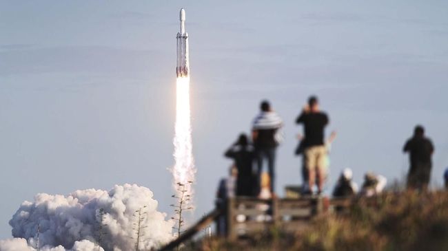 Pesawat antariksa Psyche sukses meluncur ke luar angkasa semalam dengan memakai roket SpaceX. Perjalanan menuju asteroid penuh besi dimulai.