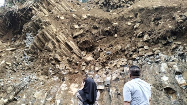 Struktur batuan berbentuk balok seperti di Situs Gunung Padang, Cianjur, ditemukan di Padang Pariaman, Sumbar. Ahli geologi mengungkap faktanya.