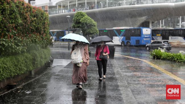 Jakarta diprediksi dilanda hujan lebat dan angin kencang setidaknya dua hari ke depan. Simak rinciannya.