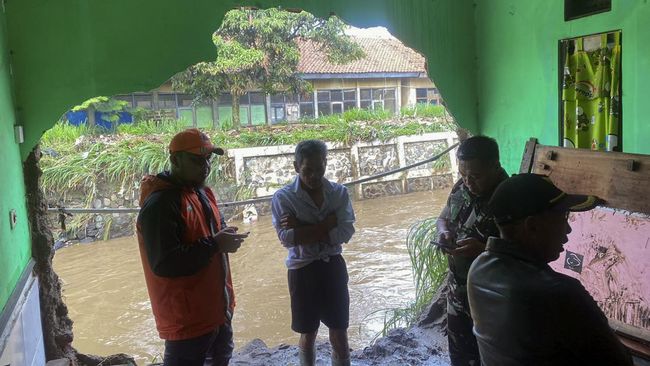 Beberapa fenomena atmosfer disebut menjadi pemicu angin kencang plus banjir bandang di Bandung. Berikut penjelasan BMKG.