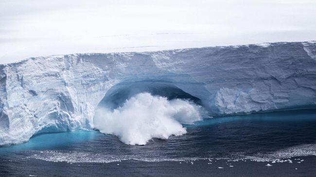 Gunung es monster A23a di Antartika terpantau hanyut di lautan. Gunung es A23a pertama kali memisahkan diri dari lapisan es Antartika pada 1986.