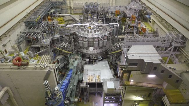 Matahari buatan yang berupa reaktor fusi nuklir eksperimental JT-60SA, resmi menyala di Jepang. Berapa biaya yang dihabiskan untuk proyek itu?