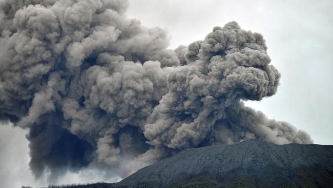 Erupsi Gunung Marapi memicu kekhawatiran publik. Ahli Mitigasi Bencana Geologi Surono membeberkan karakteristik letusan gunung di Sumbar ini.