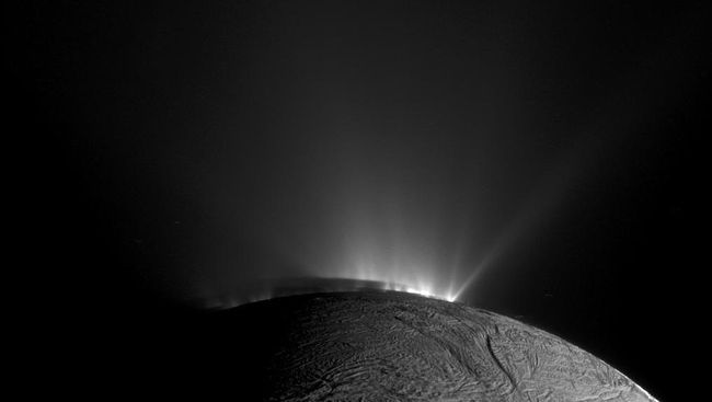 NASA menemukan bukti adanya sumber kehidupan di salah satu bulan Saturnus, Enceladus.
