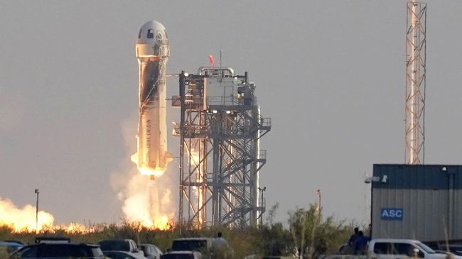 Blue Origin berhasil meluncurkan roketnya ke luar angkasa, Selasa (19/12), setelah insiden gagal terbang tahun lalu.