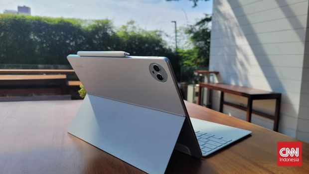 Huawei Memperkenalkan tablet terbarunya MatePad Pro 13,2 inci di Indonesia. Tablet yang akan diluncurkan pada awal Januari 2024 ini memiliki bodi tipis, bahkan lebih tipis dari beberapa smartphone.