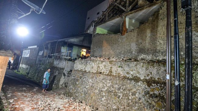 Gempa M 4,8 dan sejumlah gempa susulan memicu kerusakan cukup parah di Sumedang, Jabar. Apa alasan gempa ini merusak?