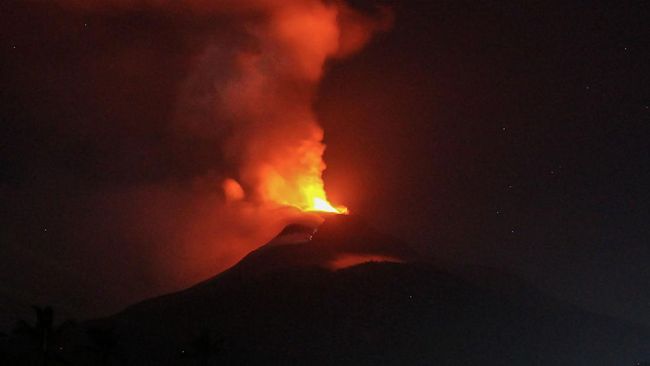 Sejumlah gunung berapi di Indonesia erupsi dalam waktu berdekatan pada awal tahun 2024. Fenomena apa ini?