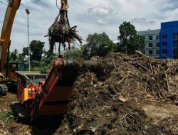 Kerja Keras di Sudut Ciliwung, Olah Sampah Jadi Bahan Bakar
