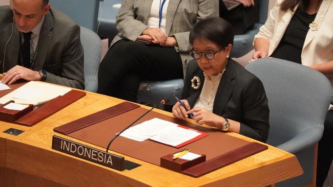 Menkominfo Budi Arie Setiadi mengungkap Menlu Retno Marsudi, yang diisukan mundur, saat ini sedang mempersiapkan diri ke forum DK PBB.